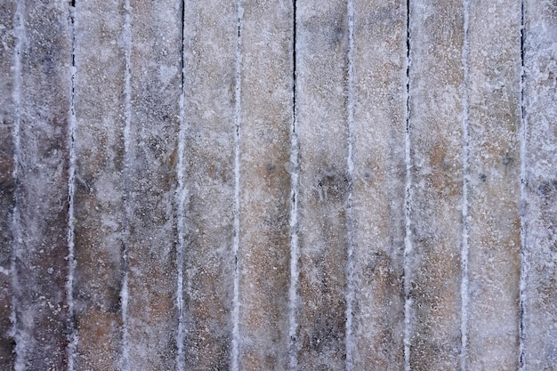 Glace sur des planches de bureaux en bois