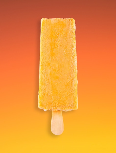 Glace Popsicle isolée sur fond dégradé orange et jaune Fruit de la passion mangue Popsicle jaune