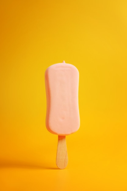 glace rose sur fond jaune