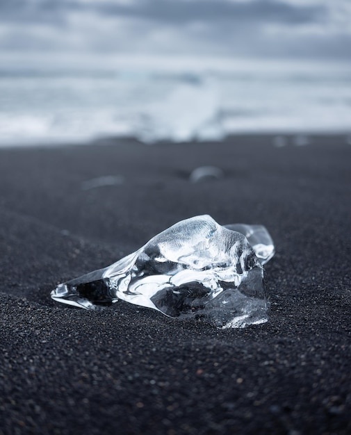 Glace sur le sable noir sur la plage Islande Baie océanique et icebergs Paysages en Islande Image de voyage