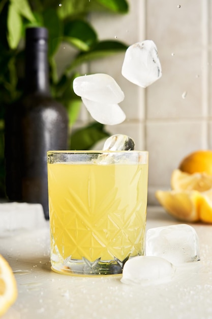 Glace tombant sur un limoncello de liqueur de citron fait maison traditionnel italien