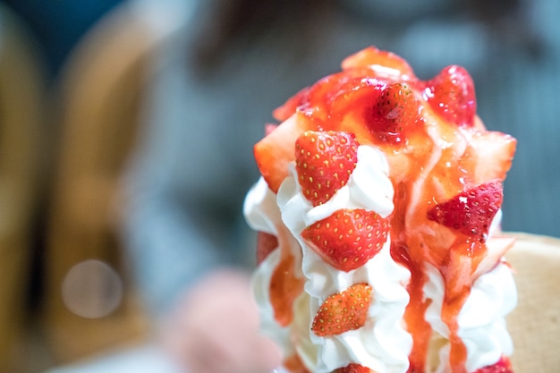 Glace tour de sundae aux fraises avec chantilly et sauce aux fraises.