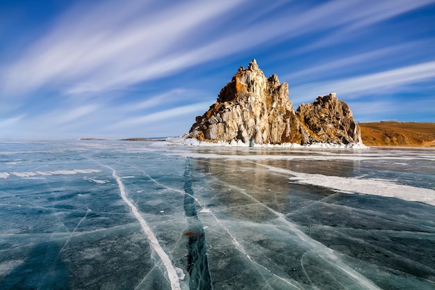 Glace transparente sur le lac Baïkal en hiver Sibérie Russie