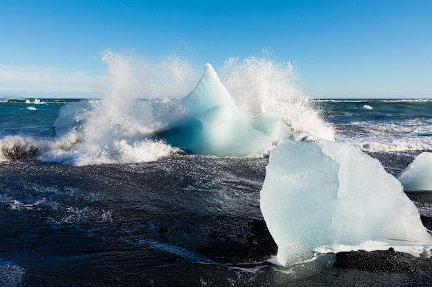 La glace et les vagues à Diamond Beach L'Islande est l'Europe