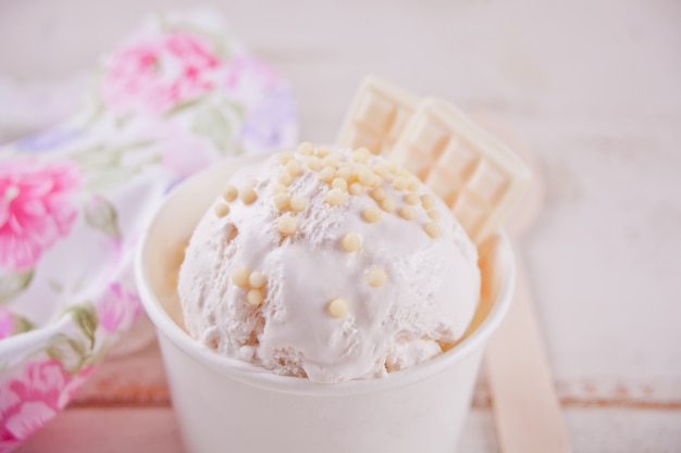 Glace vanille au chocolat blanc.