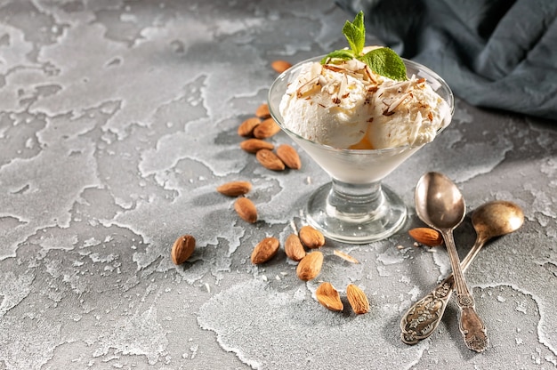 Glace vanille aux amandes sur fond de béton gris.