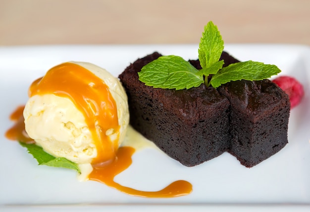 Glace à la vanille avec brownies Feuilles de menthe sauce caramel à la framboise