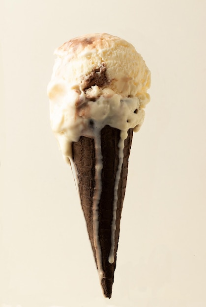 Glace vanille et chocolat isolé sur fond blanc