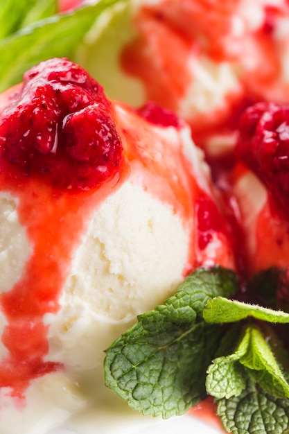 Glace vanille avec confiture de fraises et feuilles de menthe