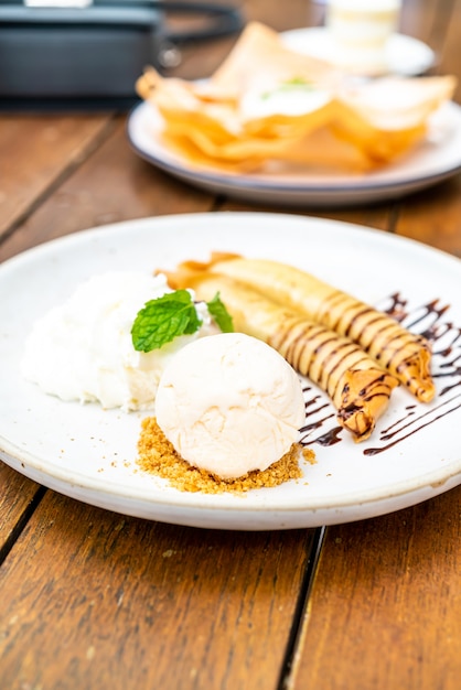 glace vanille avec crêpe de banane et crème fouettée