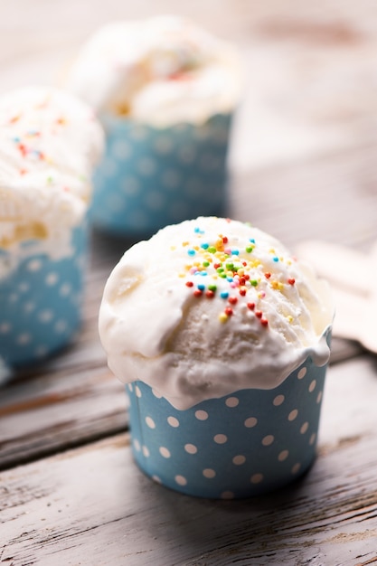 Glace à la vanille douce et délicieuse sur une table