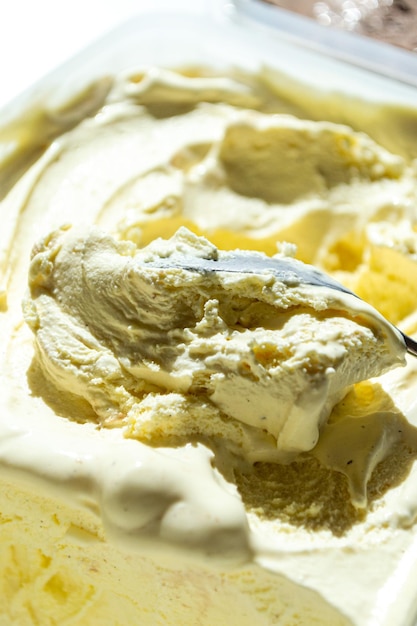 Glace à la vanille douce ramassée avec une cuillère