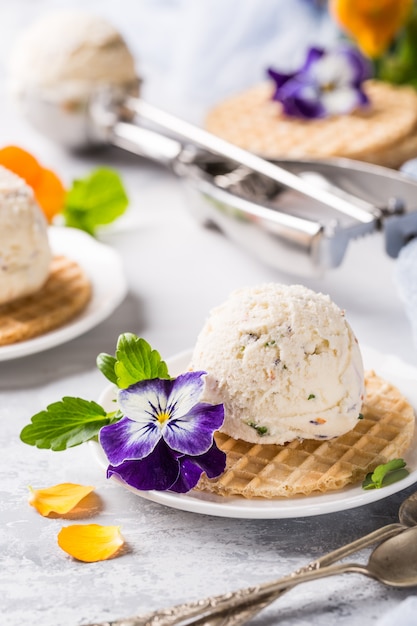 Glace vanille avec fleurs comestibles