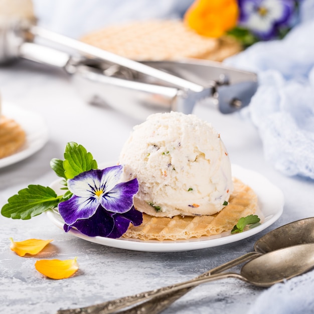 Glace vanille avec fleurs comestibles