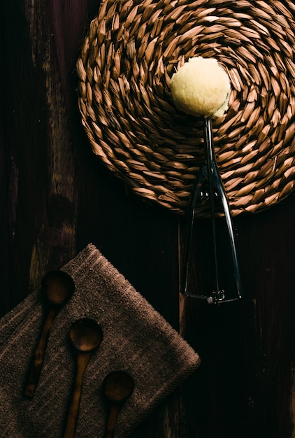 Glace vanille maison sur table en bois avec couverts vintage