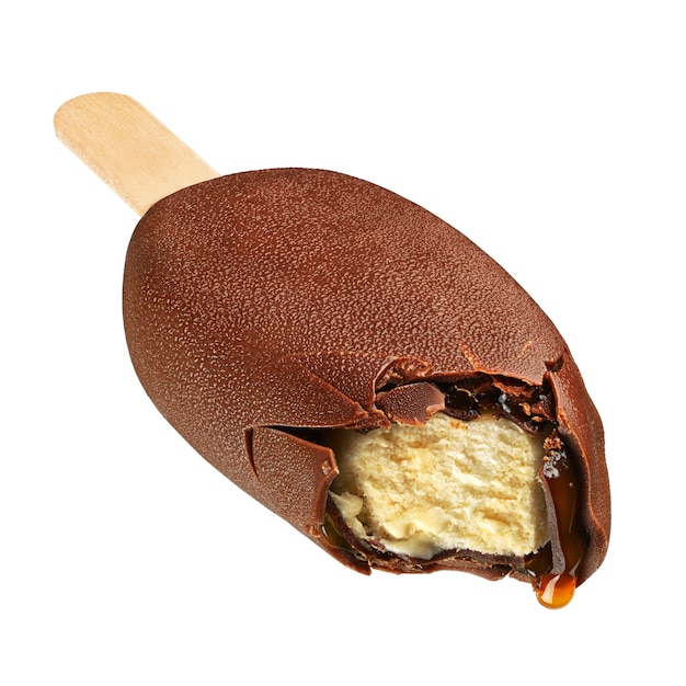 Glace à la vanille mordue avec enrobage de chocolat isolé