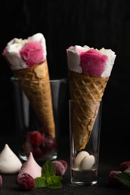 glace vanille rose et cônes sur fond noir