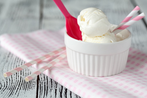 Glace vanille en tasse