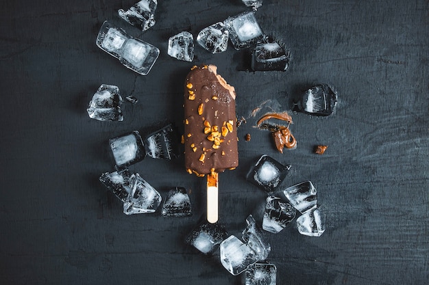 Photo glaces au chocolat sur fond noir