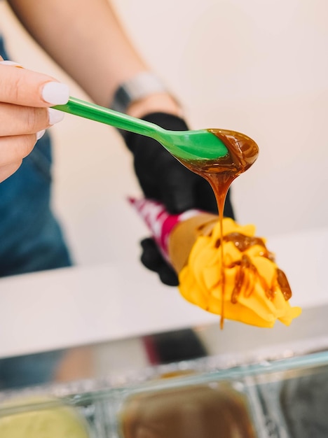 Glaces au yaourt fraîches et légères avec différentes garnitures