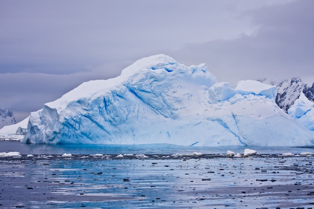Photo glacier antarctique avec des cavités. beau fond d'hiver.