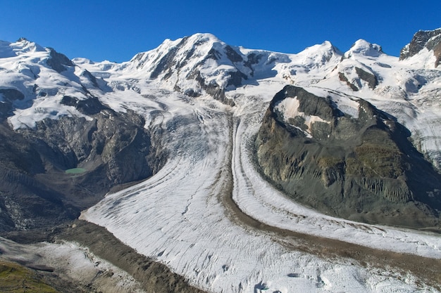 Glacier dans les Alpes suisses, neige et glace, beau paysage alpin d'été dans les montagnes,