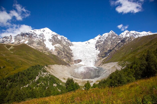 Glacier dans la chaîne de montagnes du Caucase en Géorgie Paysage de montagne