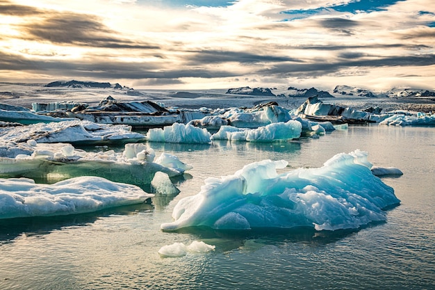 Glacier Lagoon à Jokulsarlon Islande pendant le coucher du soleil