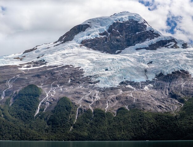 Un glacier majestueux surplombant un lac alpin calme