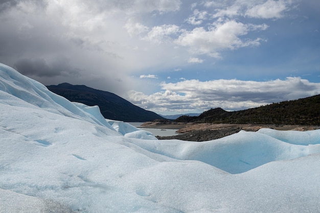 Le glacier Perito Moreno est un glacier situé dans un parc national en Argentine déclaré site du patrimoine mondial par l'UNESCO