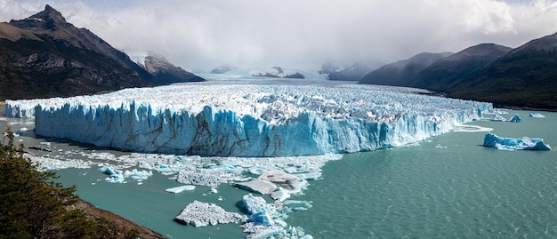 Le glacier Perito Moreno est un glacier situé dans un parc national en Argentine déclaré site du patrimoine mondial par l'UNESCO