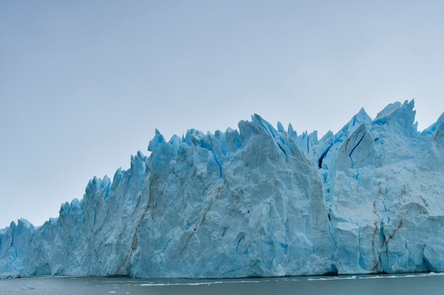 Le glacier Perito Moreno est un glacier situé dans le parc national des Glaciares dans la province de Santa Cruz, en Argentine. C'est l'une des attractions touristiques les plus importantes de la Patagonie argentine.