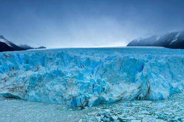 Le glacier Perito Moreno est un glacier situé dans le parc national des Glaciares dans la province de Santa Cruz, en Argentine. C'est l'une des attractions touristiques les plus importantes de la Patagonie argentine.