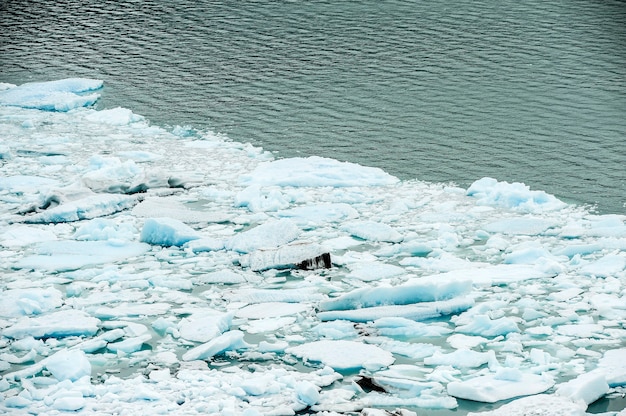 Le glacier Perito Moreno est un glacier situé dans le parc national des Glaciares dans la province de Santa Cruz, en Argentine. C'est l'une des attractions touristiques les plus importantes de la Patagonie argentine.