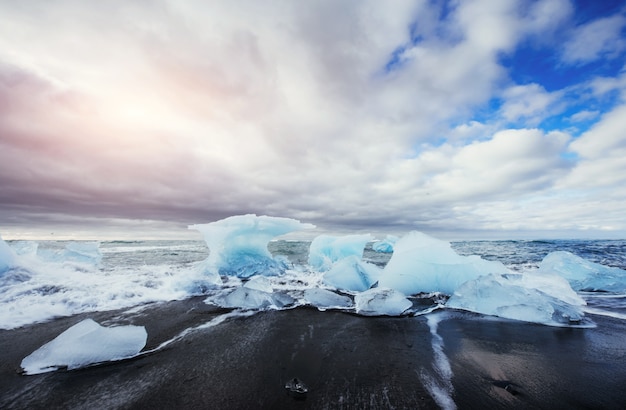 Glacier sur la plage volcanique noire Islande