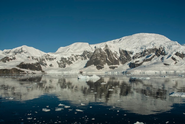 Glaciers et montagnes de Paradise Bay Péninsule Antarctique Antarctique