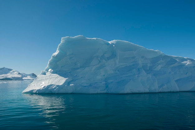 Glaciers et montagnes de Paradise Bay Péninsule Antarctique Antarctique