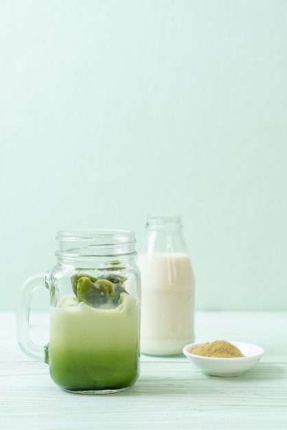 glaçon au thé vert matcha avec du lait