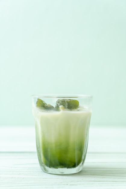 glaçon au thé vert matcha avec du lait