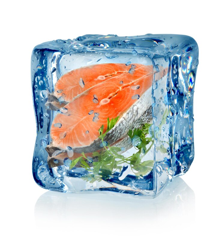 Glaçon et poisson au persil isolé sur fond blanc