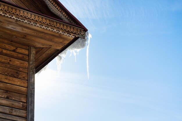 Glaçon sur le toit de la vieille maison en bois à Suzdal