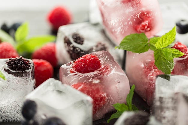 Glaçons aux fruits avec baies biologiques.