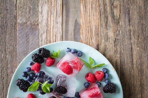 Glaçons aux fruits avec baies biologiques.