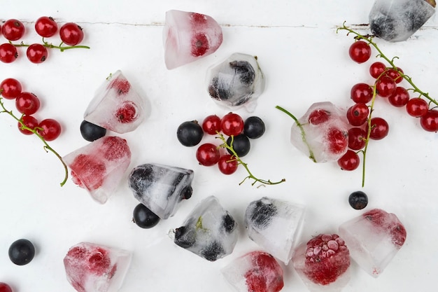 Photo glaçons aux fruits rouges sur fond blanc vue de dessus