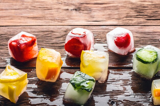 Glaçons aux fruits sur table en bois. Concept d'été chaud, dessert