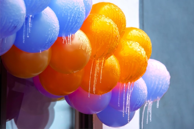 Glaçons sur boules de vacances gonflables colorées congelées détails intérieurs de la rue de la saison hivernale