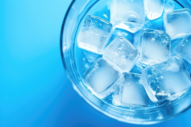 Glaçons dans un verre d'eau cristalline