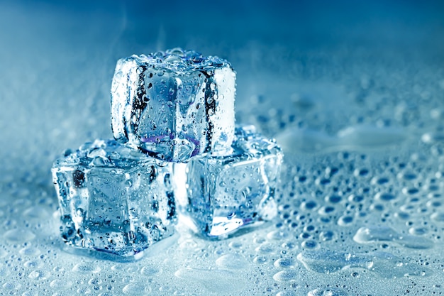 Les Glaçons Et L'eau Fondent Sur Un Fond Froid. Blocs De Glace Contenant Des Boissons Froides Ou Des Boissons.