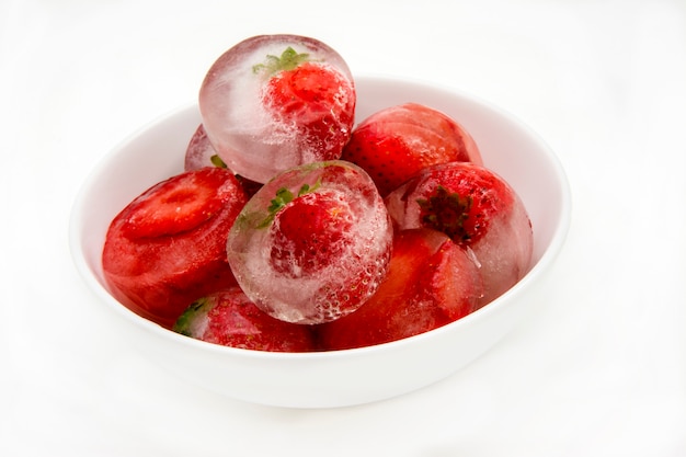 Glaçons avec fraises congelées