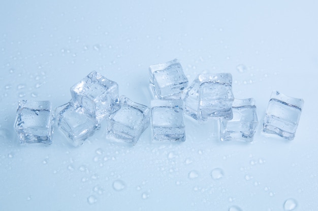 Glaçons et gouttes d'eau se bouchent